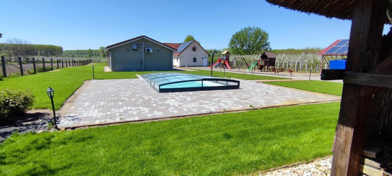 Village Garden Family Guest House Tiszakanyár Buitenkant foto