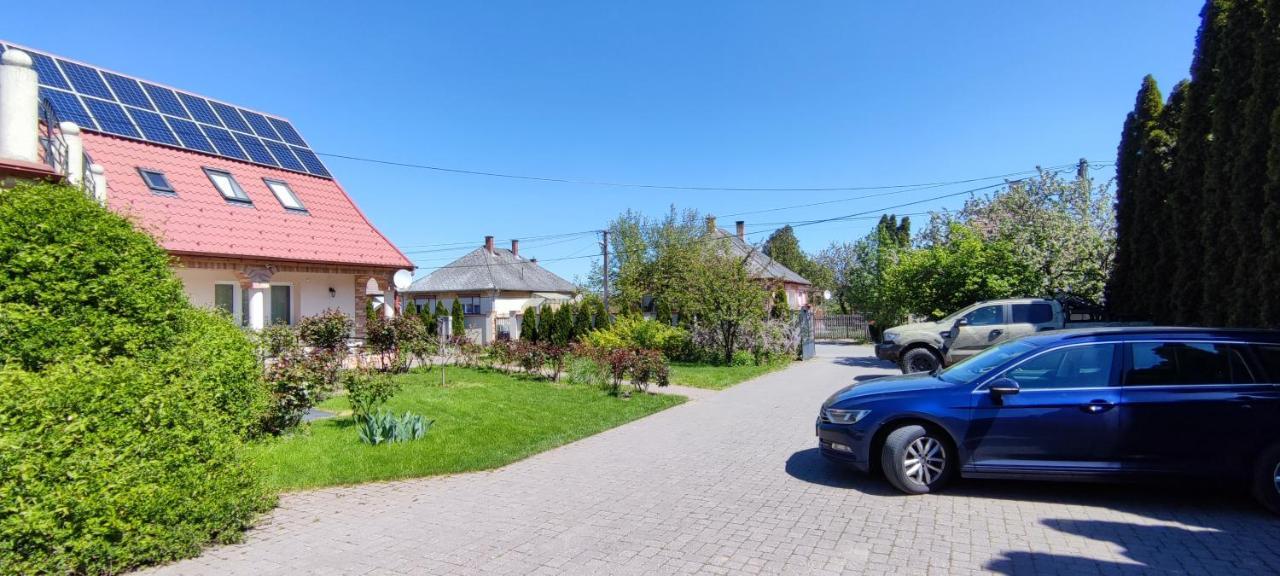 Village Garden Family Guest House Tiszakanyár Buitenkant foto