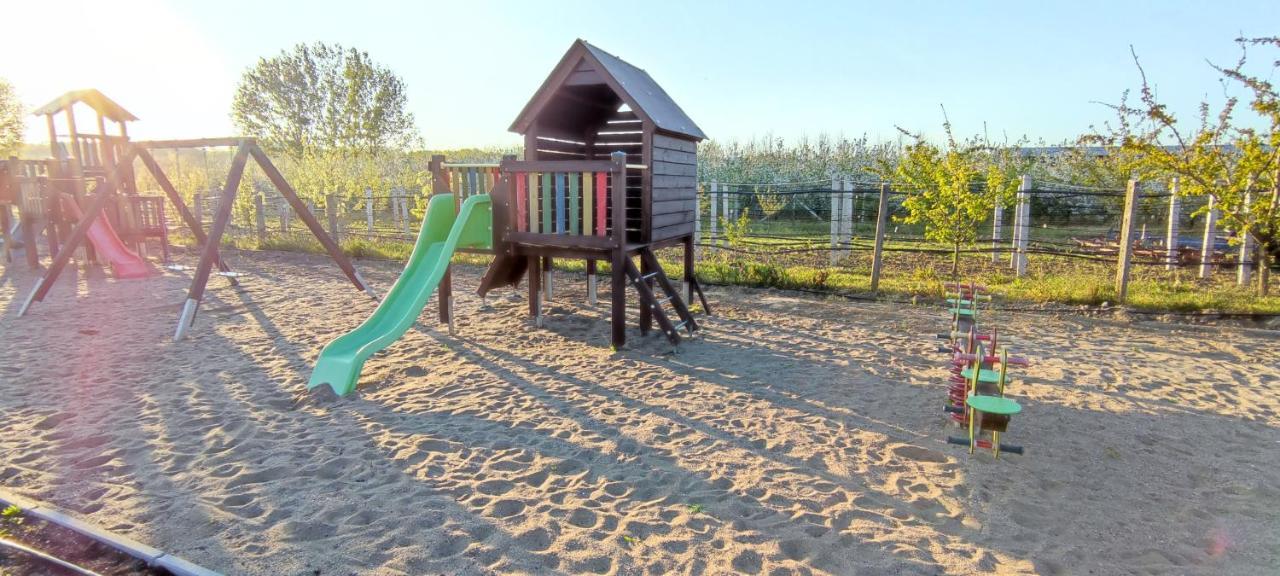Village Garden Family Guest House Tiszakanyár Buitenkant foto