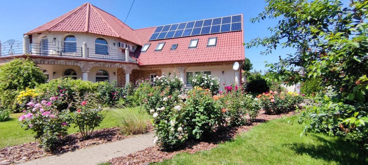 Village Garden Family Guest House Tiszakanyár Buitenkant foto